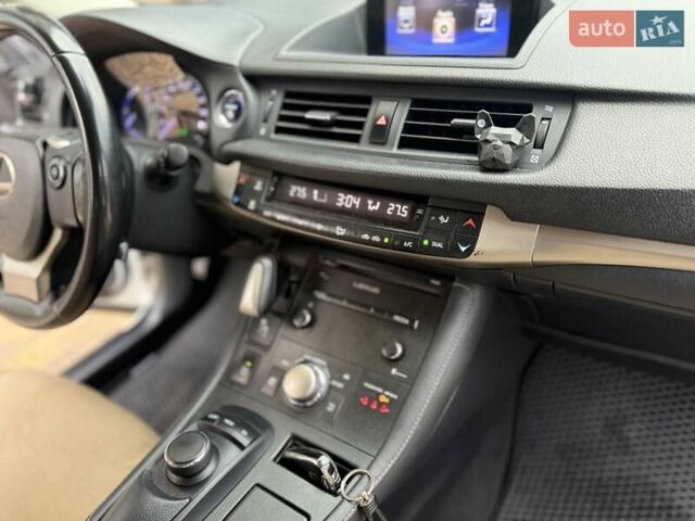 Белый Лексус СТ, объемом двигателя 1.8 л и пробегом 179 тыс. км за 13500 $, фото 28 на Automoto.ua