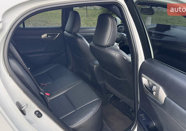 Белый Лексус СТ, объемом двигателя 1.8 л и пробегом 145 тыс. км за 15300 $, фото 11 на Automoto.ua