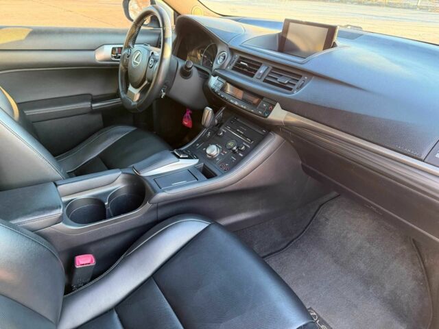 Белый Лексус СТ, объемом двигателя 1.8 л и пробегом 229 тыс. км за 14000 $, фото 11 на Automoto.ua