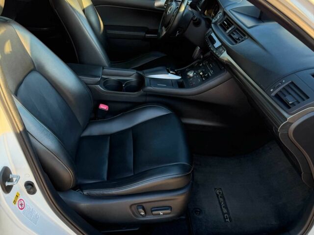 Белый Лексус СТ, объемом двигателя 1.8 л и пробегом 229 тыс. км за 14000 $, фото 12 на Automoto.ua