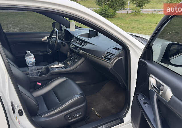 Белый Лексус СТ, объемом двигателя 1.8 л и пробегом 145 тыс. км за 15300 $, фото 12 на Automoto.ua