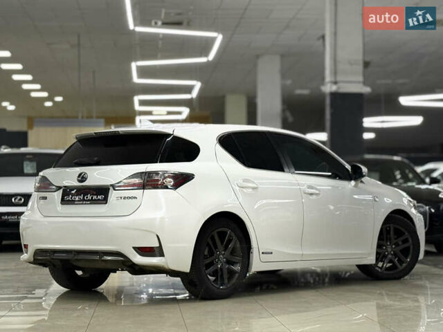 Білий Лексус СТ, об'ємом двигуна 1.8 л та пробігом 211 тис. км за 15699 $, фото 4 на Automoto.ua