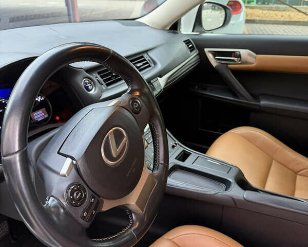 Белый Лексус СТ, объемом двигателя 1.8 л и пробегом 90 тыс. км за 14900 $, фото 9 на Automoto.ua