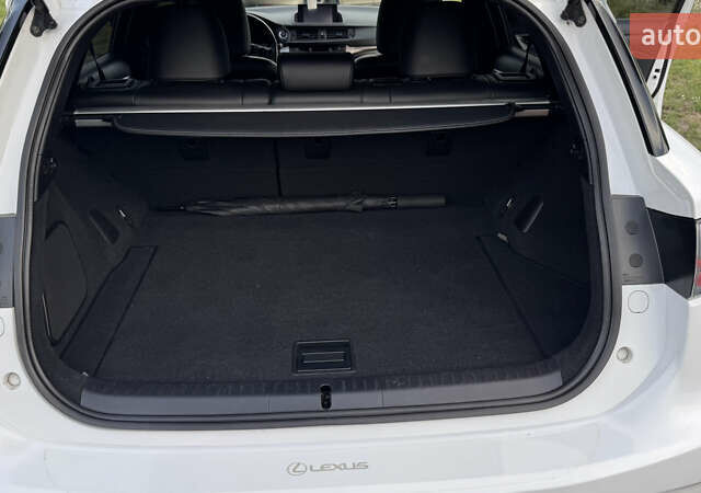 Белый Лексус СТ, объемом двигателя 1.8 л и пробегом 145 тыс. км за 15300 $, фото 10 на Automoto.ua