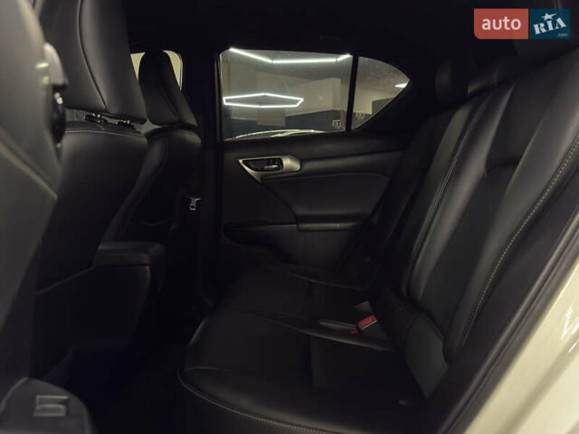 Білий Лексус СТ, об'ємом двигуна 1.8 л та пробігом 211 тис. км за 15699 $, фото 10 на Automoto.ua