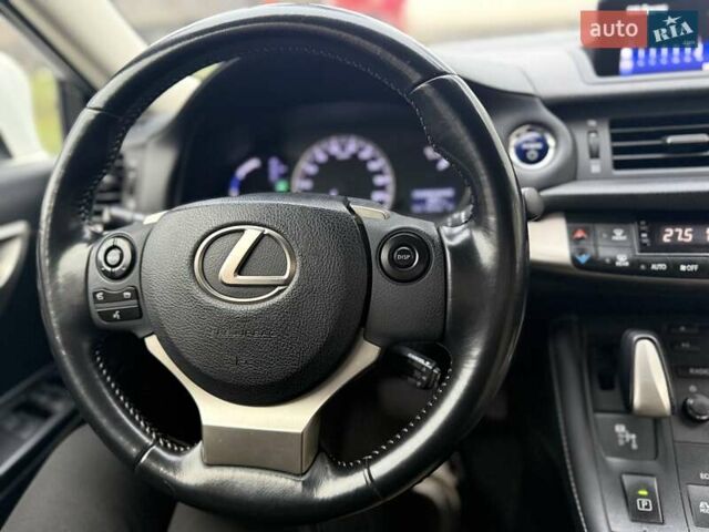 Белый Лексус СТ, объемом двигателя 1.8 л и пробегом 179 тыс. км за 13500 $, фото 26 на Automoto.ua