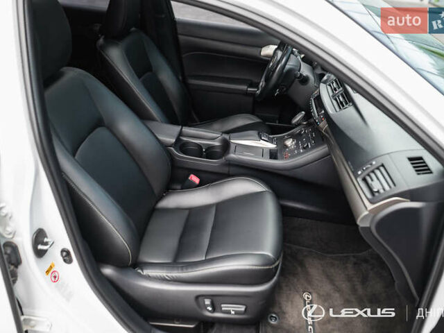 Білий Лексус СТ, об'ємом двигуна 1.8 л та пробігом 136 тис. км за 17600 $, фото 31 на Automoto.ua
