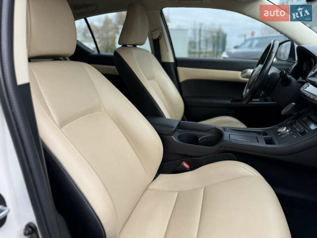 Белый Лексус СТ, объемом двигателя 1.8 л и пробегом 96 тыс. км за 15900 $, фото 10 на Automoto.ua