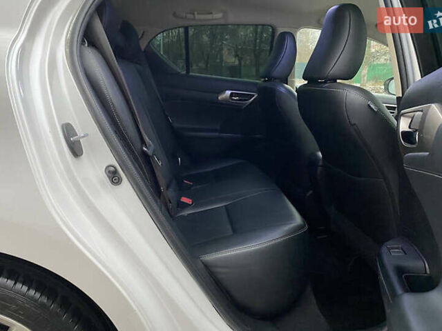 Білий Лексус СТ, об'ємом двигуна 1.8 л та пробігом 174 тис. км за 11900 $, фото 9 на Automoto.ua