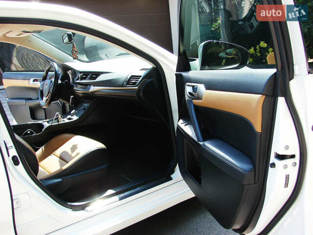 Білий Лексус СТ, об'ємом двигуна 1.8 л та пробігом 163 тис. км за 16700 $, фото 18 на Automoto.ua