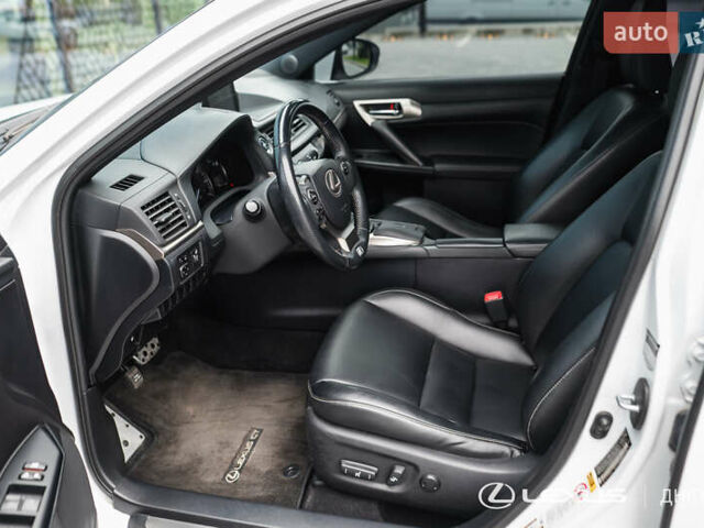 Білий Лексус СТ, об'ємом двигуна 1.8 л та пробігом 136 тис. км за 17600 $, фото 10 на Automoto.ua