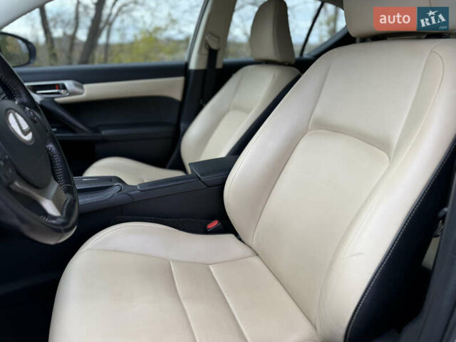 Белый Лексус СТ, объемом двигателя 1.8 л и пробегом 96 тыс. км за 15900 $, фото 8 на Automoto.ua