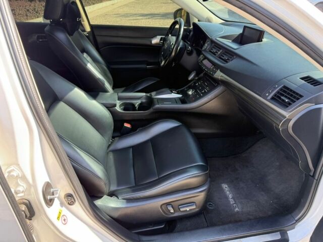 Білий Лексус СТ, об'ємом двигуна 1.8 л та пробігом 145 тис. км за 15000 $, фото 8 на Automoto.ua