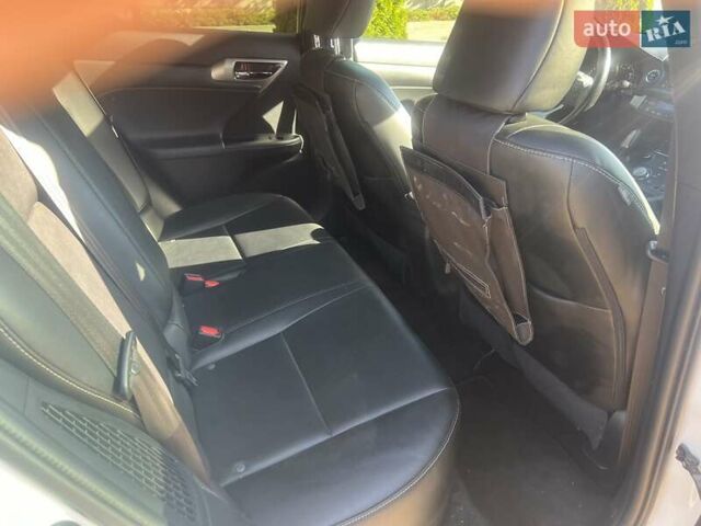 Белый Лексус СТ, объемом двигателя 1.8 л и пробегом 305 тыс. км за 13990 $, фото 15 на Automoto.ua