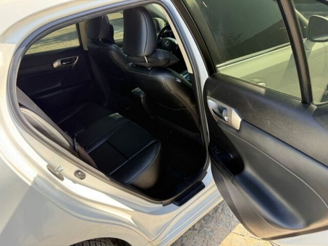 Білий Лексус СТ, об'ємом двигуна 1.8 л та пробігом 150 тис. км за 14700 $, фото 11 на Automoto.ua