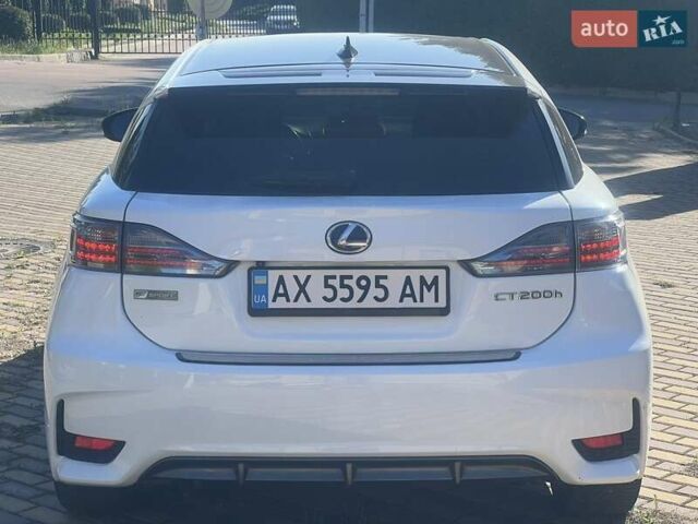 Белый Лексус СТ, объемом двигателя 1.8 л и пробегом 305 тыс. км за 13990 $, фото 5 на Automoto.ua