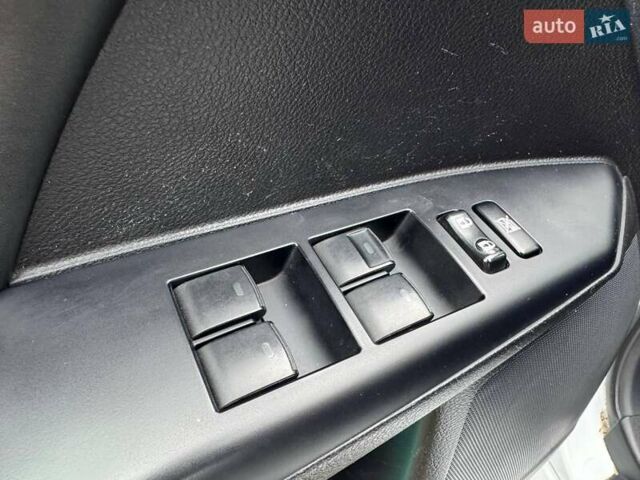 Белый Лексус СТ, объемом двигателя 1.8 л и пробегом 180 тыс. км за 14900 $, фото 16 на Automoto.ua