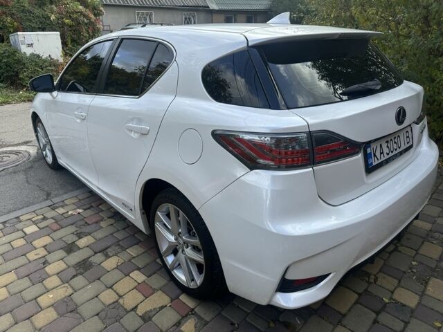 Белый Лексус СТ, объемом двигателя 1.8 л и пробегом 180 тыс. км за 14800 $, фото 2 на Automoto.ua