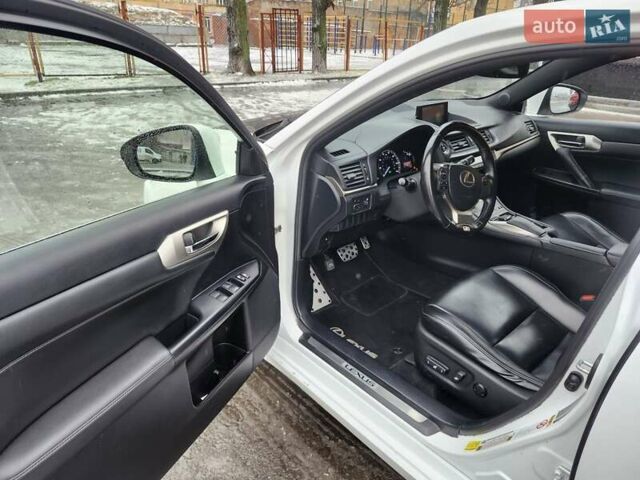Белый Лексус СТ, объемом двигателя 1.8 л и пробегом 182 тыс. км за 14500 $, фото 4 на Automoto.ua