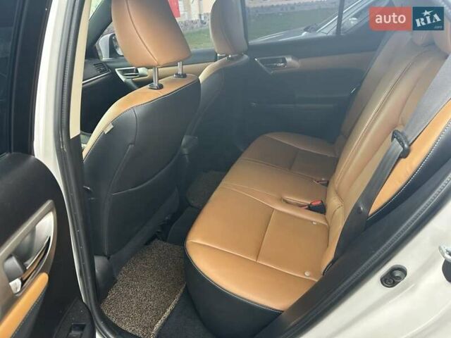 Білий Лексус СТ, об'ємом двигуна 1.8 л та пробігом 82 тис. км за 17000 $, фото 8 на Automoto.ua