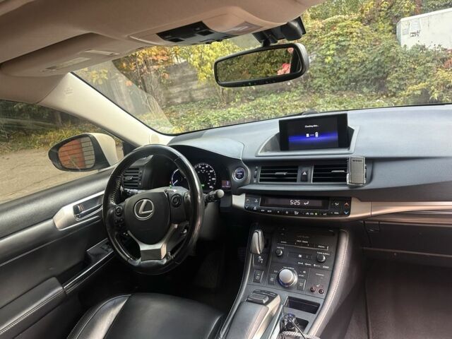 Белый Лексус СТ, объемом двигателя 1.8 л и пробегом 180 тыс. км за 14800 $, фото 6 на Automoto.ua