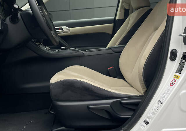Белый Лексус СТ, объемом двигателя 1.8 л и пробегом 108 тыс. км за 17800 $, фото 21 на Automoto.ua
