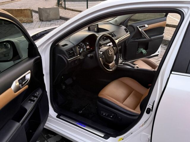 Білий Лексус СТ, об'ємом двигуна 0 л та пробігом 150 тис. км за 16800 $, фото 6 на Automoto.ua
