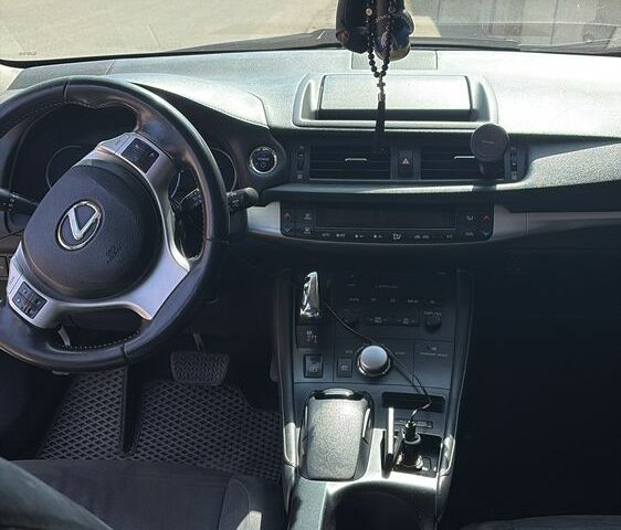 Черный Лексус СТ, объемом двигателя 1.8 л и пробегом 196 тыс. км за 10500 $, фото 3 на Automoto.ua