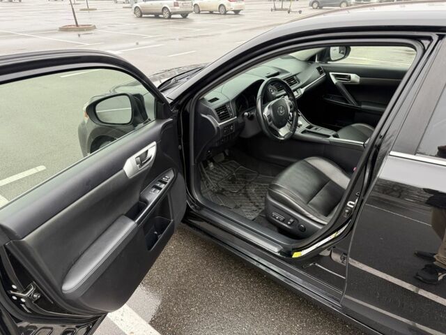 Черный Лексус СТ, объемом двигателя 1.8 л и пробегом 299 тыс. км за 9500 $, фото 6 на Automoto.ua