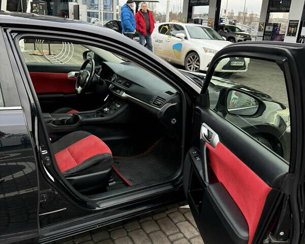 Черный Лексус СТ, объемом двигателя 1.8 л и пробегом 305 тыс. км за 9900 $, фото 3 на Automoto.ua