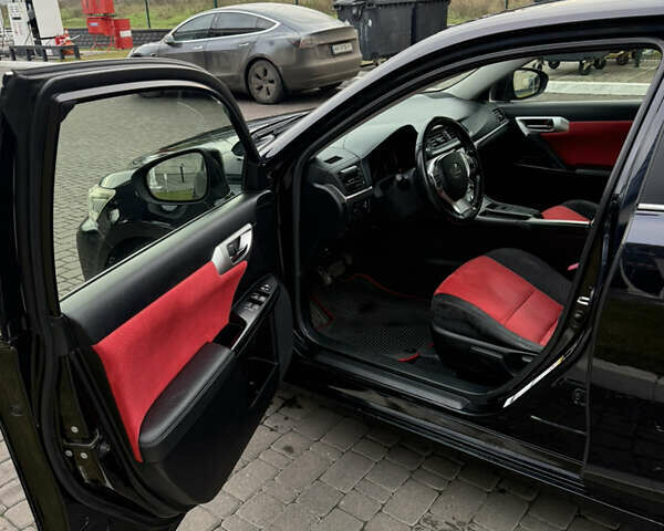 Черный Лексус СТ, объемом двигателя 1.8 л и пробегом 305 тыс. км за 9900 $, фото 1 на Automoto.ua