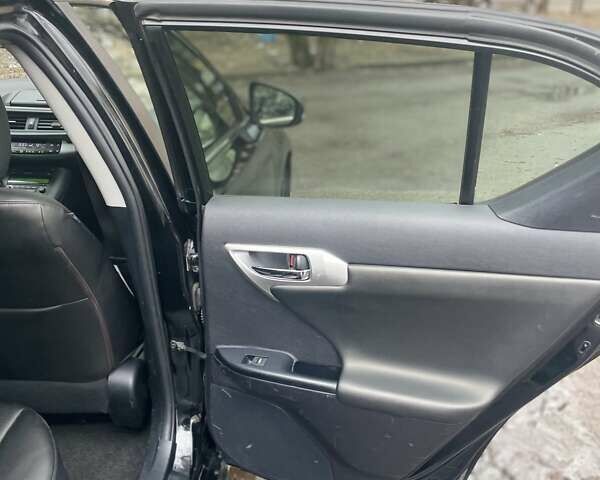 Черный Лексус СТ, объемом двигателя 1.8 л и пробегом 387 тыс. км за 11000 $, фото 17 на Automoto.ua