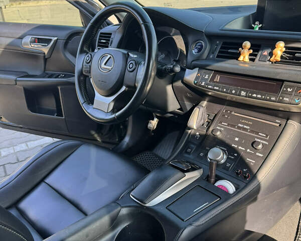 Черный Лексус СТ, объемом двигателя 1.8 л и пробегом 250 тыс. км за 12500 $, фото 9 на Automoto.ua