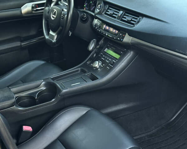 Черный Лексус СТ, объемом двигателя 1.8 л и пробегом 150 тыс. км за 12000 $, фото 15 на Automoto.ua