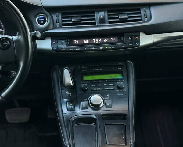 Черный Лексус СТ, объемом двигателя 1.8 л и пробегом 150 тыс. км за 12000 $, фото 11 на Automoto.ua