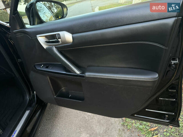 Черный Лексус СТ, объемом двигателя 1.8 л и пробегом 150 тыс. км за 12000 $, фото 19 на Automoto.ua