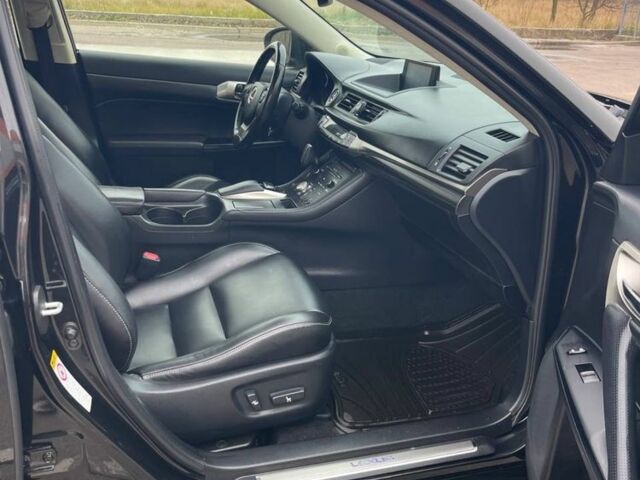 Черный Лексус СТ, объемом двигателя 1.8 л и пробегом 66 тыс. км за 15000 $, фото 3 на Automoto.ua