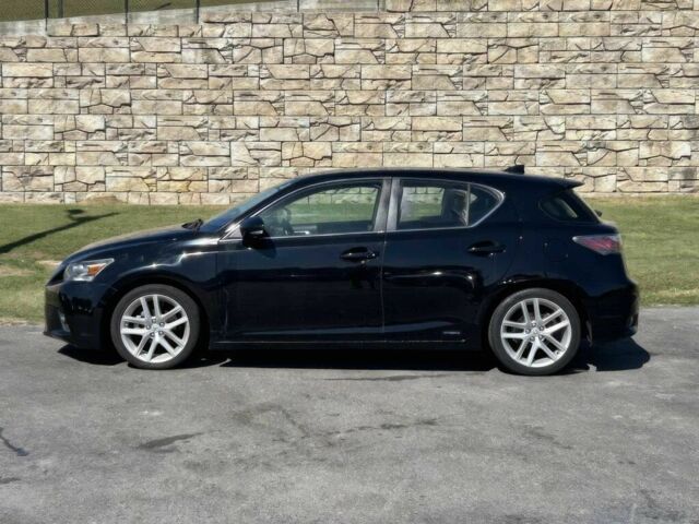 Черный Лексус СТ, объемом двигателя 1.8 л и пробегом 73 тыс. км за 3500 $, фото 2 на Automoto.ua