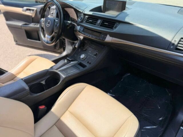 Чорний Лексус СТ, об'ємом двигуна 1.8 л та пробігом 52 тис. км за 4985 $, фото 10 на Automoto.ua