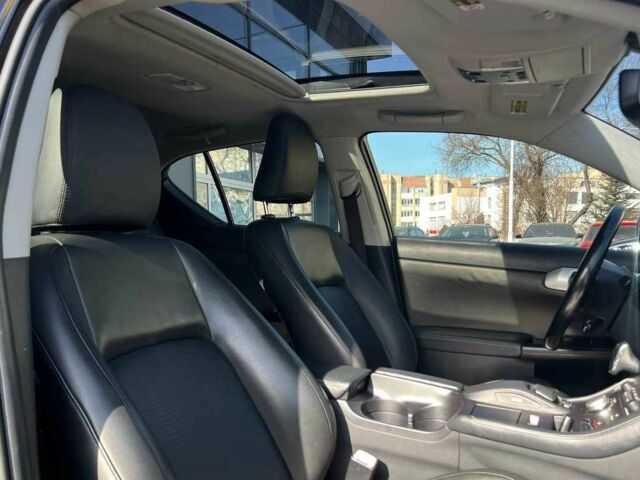 Черный Лексус СТ, объемом двигателя 1.8 л и пробегом 350 тыс. км за 10500 $, фото 23 на Automoto.ua