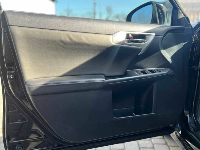 Черный Лексус СТ, объемом двигателя 1.8 л и пробегом 350 тыс. км за 10500 $, фото 6 на Automoto.ua