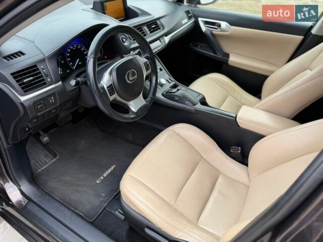 Коричневый Лексус СТ, объемом двигателя 1.8 л и пробегом 195 тыс. км за 9999 $, фото 7 на Automoto.ua