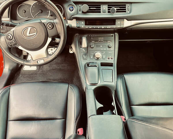 Красный Лексус СТ, объемом двигателя 1.8 л и пробегом 129 тыс. км за 16900 $, фото 4 на Automoto.ua