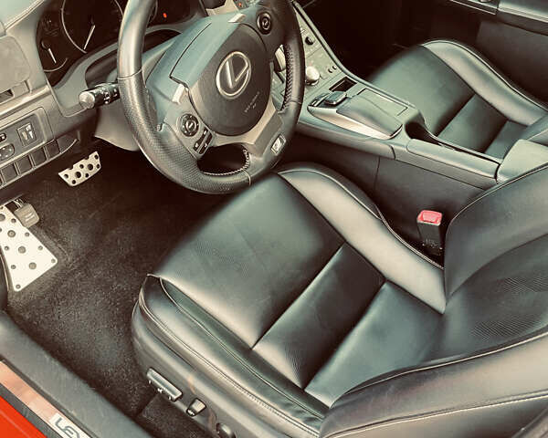 Красный Лексус СТ, объемом двигателя 1.8 л и пробегом 129 тыс. км за 16900 $, фото 3 на Automoto.ua