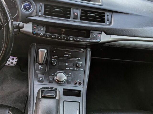 Красный Лексус СТ, объемом двигателя 1.8 л и пробегом 145 тыс. км за 16200 $, фото 11 на Automoto.ua