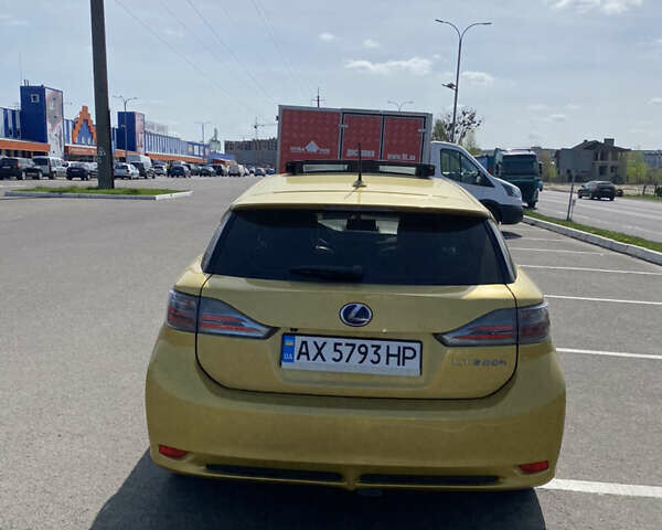 Желтый Лексус СТ, объемом двигателя 1.8 л и пробегом 220 тыс. км за 13700 $, фото 3 на Automoto.ua