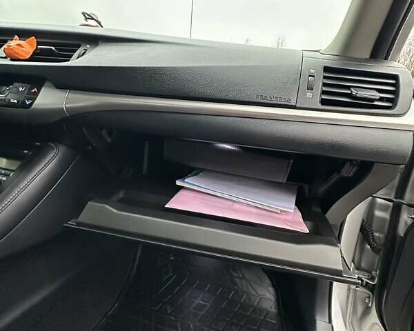 Серый Лексус СТ, объемом двигателя 1.8 л и пробегом 246 тыс. км за 10900 $, фото 20 на Automoto.ua