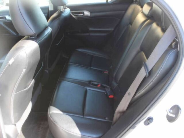 Сірий Лексус СТ, об'ємом двигуна 1.8 л та пробігом 53 тис. км за 8000 $, фото 9 на Automoto.ua