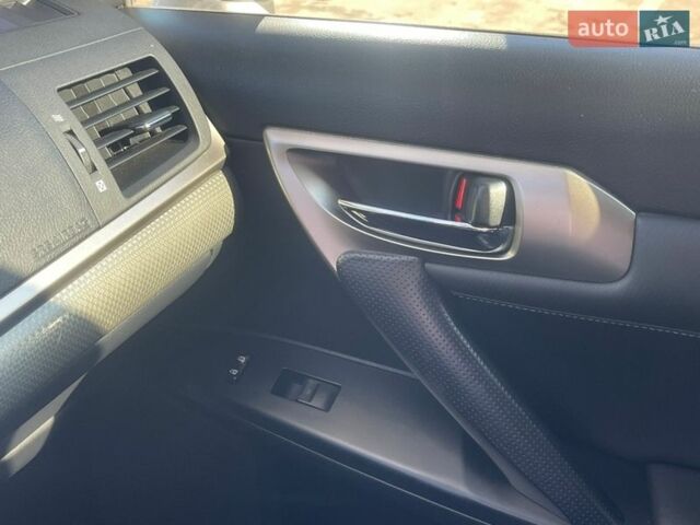 Сірий Лексус СТ, об'ємом двигуна 1.8 л та пробігом 110 тис. км за 16200 $, фото 26 на Automoto.ua