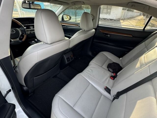 Белый Лексус ЕС, объемом двигателя 2.5 л и пробегом 172 тыс. км за 17800 $, фото 2 на Automoto.ua